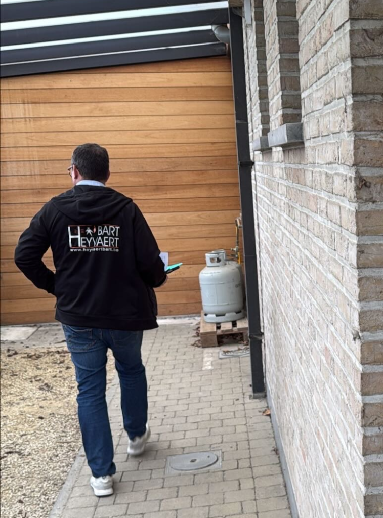 Medewerker van Heyvaert Bart bij een verwarmingsinstallatie
